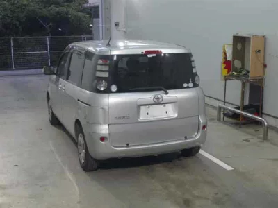 Toyota SIENTA  с аукциона в Японии