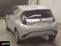 Toyota AQUA лот № 2005 оценка 4  с аукциона в Японии 1