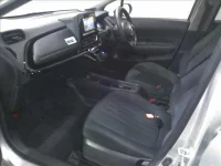 Toyota AQUA лот № 2011 оценка 4  с аукциона в Японии 2