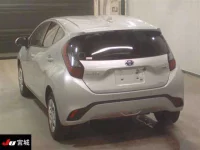 Toyota AQUA лот № 2050 оценка 4  с аукциона в Японии 1