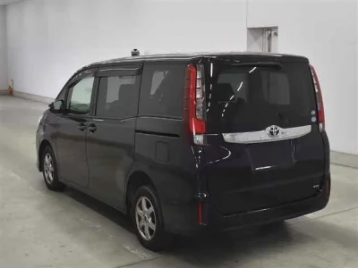 Toyota NOAH  с аукциона в Японии