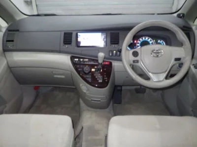 Toyota ISIS  с аукциона в Японии