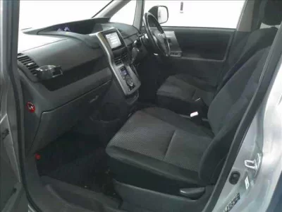 Toyota NOAH  с аукциона в Японии