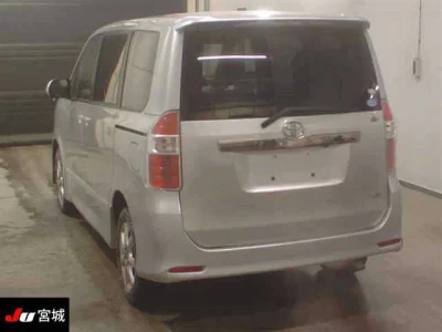 Toyota NOAH  с аукциона в Японии