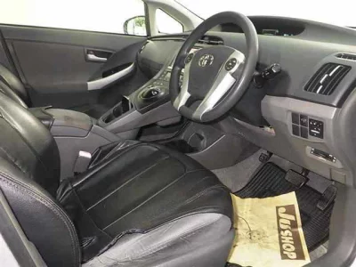 Toyota PRIUS  с аукциона в Японии