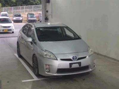 Toyota PRIUS  с аукциона в Японии
