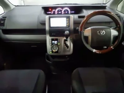 Toyota VOXY  с аукциона в Японии