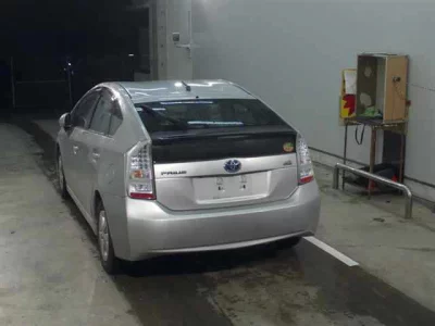 Toyota PRIUS  с аукциона в Японии