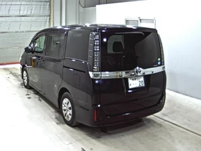 Toyota VOXY  с аукциона в Японии