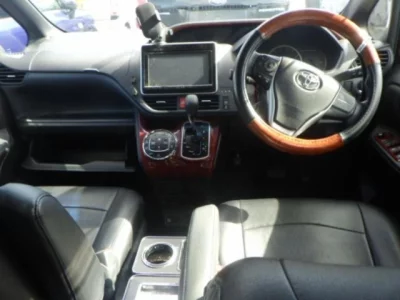 Toyota VOXY  с аукциона в Японии