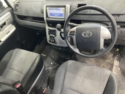 Toyota VOXY  с аукциона в Японии