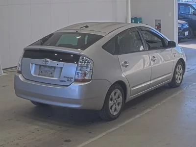Toyota PRIUS  с аукциона в Японии