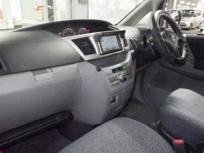 Toyota VOXY  с аукциона в Японии