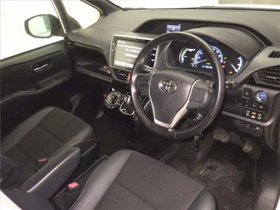 Toyota NOAH  с аукциона в Японии