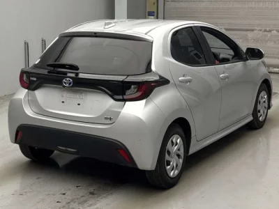 Toyota YARIS  с аукциона в Японии