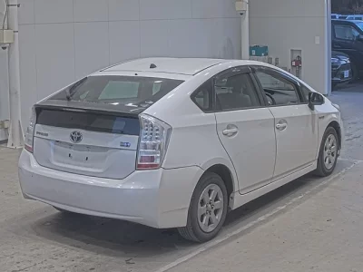 Toyota PRIUS  с аукциона в Японии