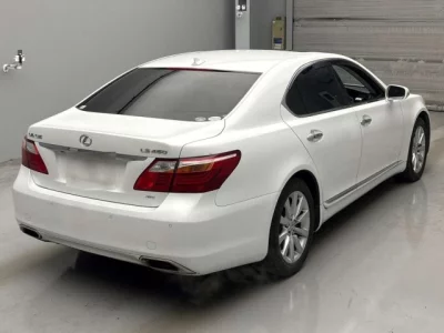 Lexus LS  с аукциона в Японии