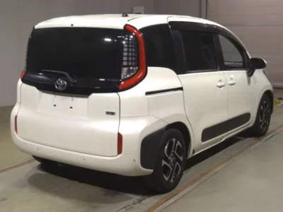 Toyota SIENTA  с аукциона в Японии