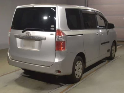 Toyota NOAH  с аукциона в Японии