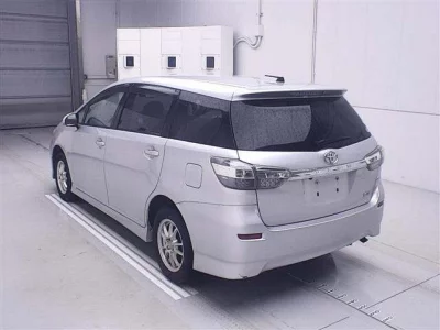 Toyota WISH  с аукциона в Японии
