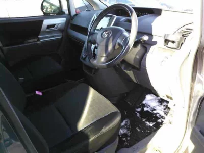 Toyota VOXY  с аукциона в Японии