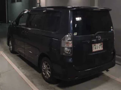 Toyota VOXY  с аукциона в Японии