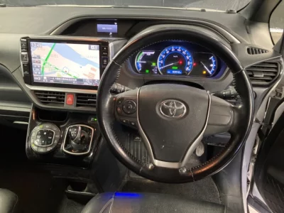 Toyota VOXY  с аукциона в Японии