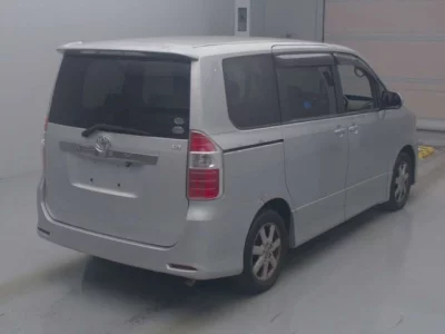Toyota NOAH  с аукциона в Японии
