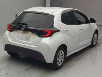 Toyota YARIS лот № 2205 оценка 4  с аукциона в Японии 1