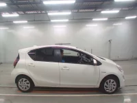 Toyota AQUA лот № 30055 оценка 4.5  с аукциона в Японии 2