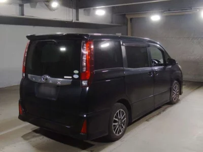 Toyota NOAH  с аукциона в Японии