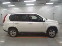 Nissan X-TRAIL лот № 30092 оценка 3  с аукциона в Японии 2