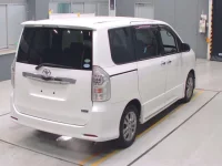 Toyota VOXY лот № 30080 оценка 4  с аукциона в Японии 1