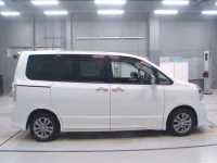 Toyota VOXY лот № 30080 оценка 4  с аукциона в Японии 2