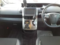 Toyota VOXY лот № 30080 оценка 4  с аукциона в Японии 8