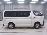 Toyota HIACE VAN лот № 30092 оценка 3.5  с аукциона в Японии 2