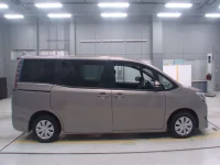 Toyota NOAH лот № 30203 оценка 4.5  с аукциона в Японии 2