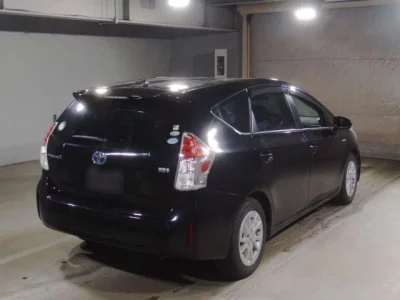 Toyota PRIUS ALPHA  с аукциона в Японии