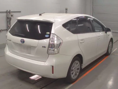 Toyota PRIUS ALPHA  с аукциона в Японии