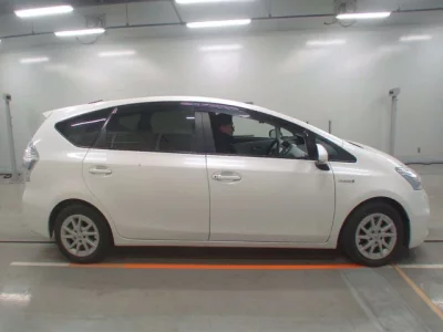 Toyota PRIUS ALPHA  с аукциона в Японии