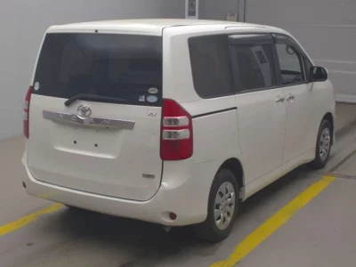 Toyota NOAH  с аукциона в Японии