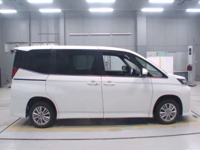 Toyota NOAH  с аукциона в Японии