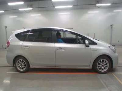 Toyota PRIUS ALPHA  с аукциона в Японии