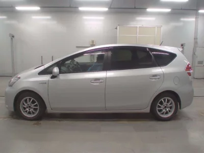 Toyota PRIUS ALPHA  с аукциона в Японии
