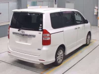 Toyota NOAH лот № 30291 оценка 4  с аукциона в Японии 1