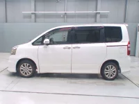 Toyota NOAH лот № 30291 оценка 4  с аукциона в Японии 3