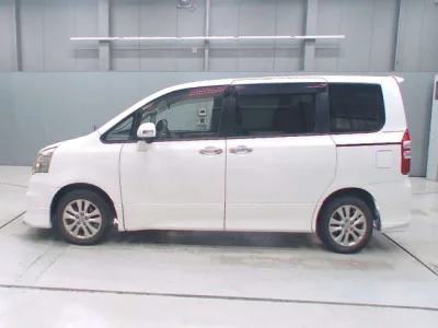 Toyota NOAH  с аукциона в Японии