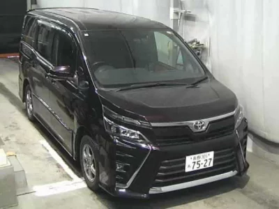 Toyota VOXY  с аукциона в Японии