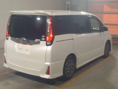 Toyota NOAH  с аукциона в Японии
