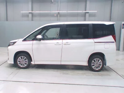 Toyota NOAH  с аукциона в Японии